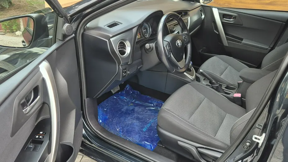 TOYOTA Auris -