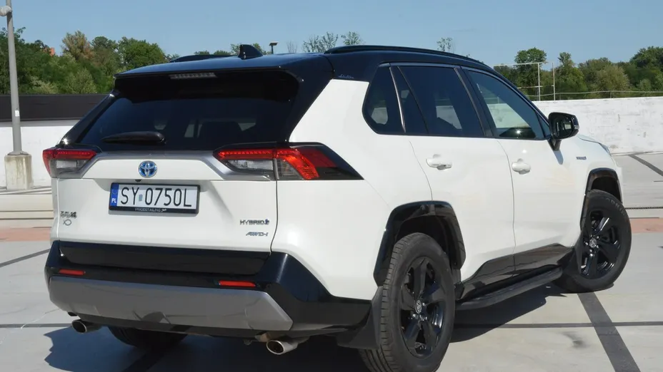 TOYOTA RAV4 -