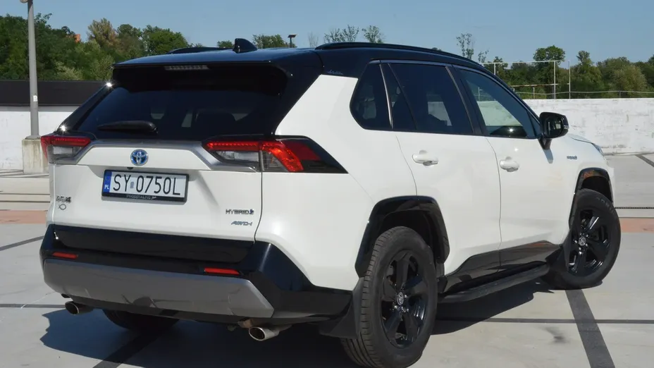TOYOTA RAV4 -