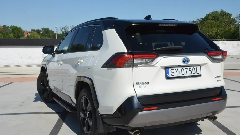 TOYOTA RAV4 -