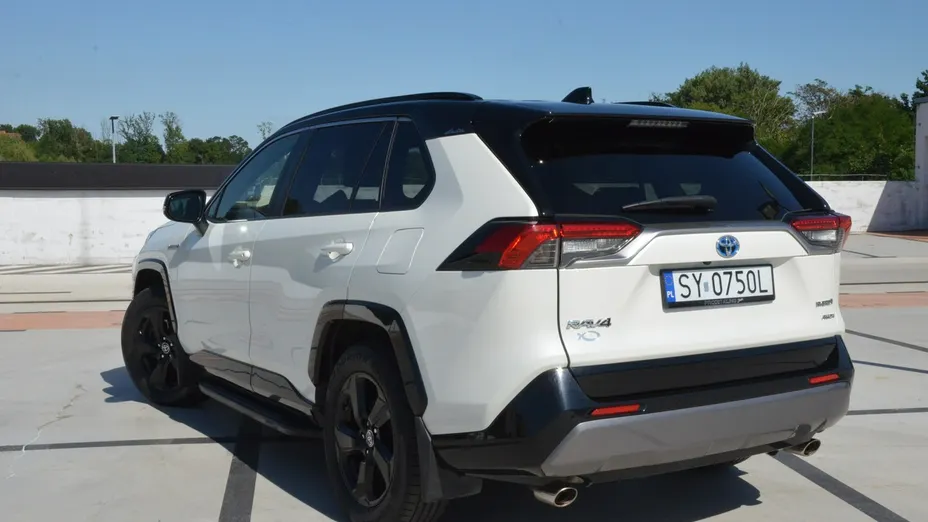 TOYOTA RAV4 -