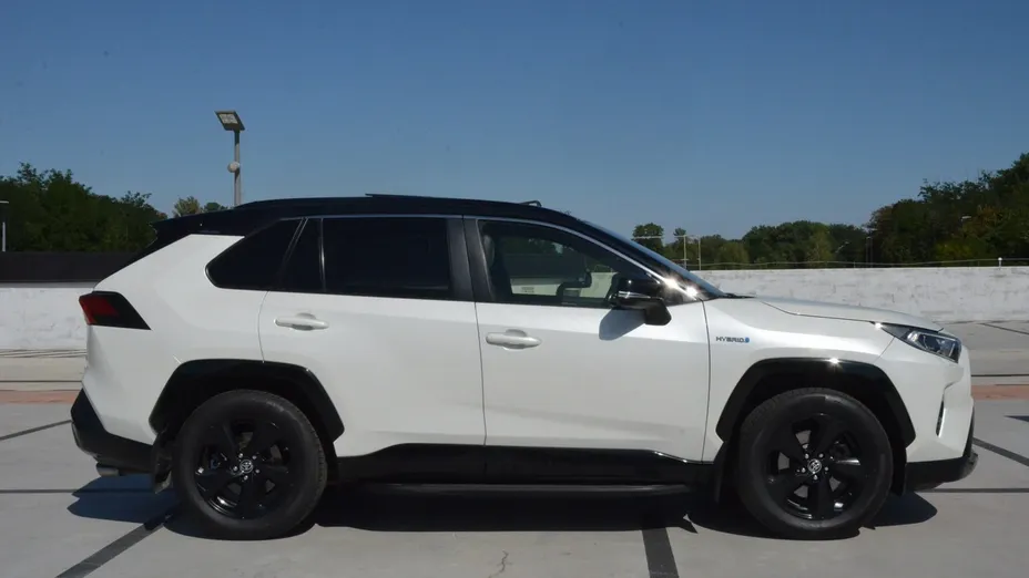 TOYOTA RAV4 -