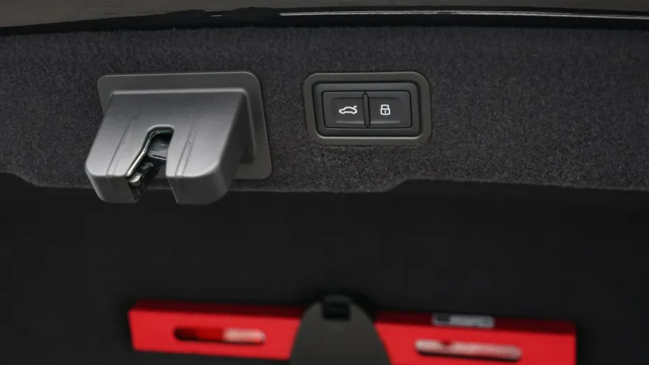 AUDI A8 -