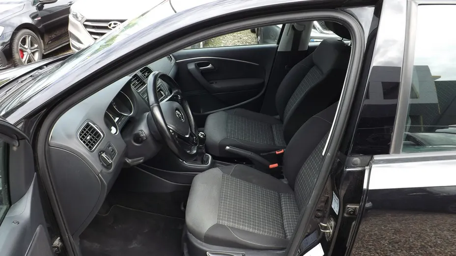VOLKSWAGEN Polo -
