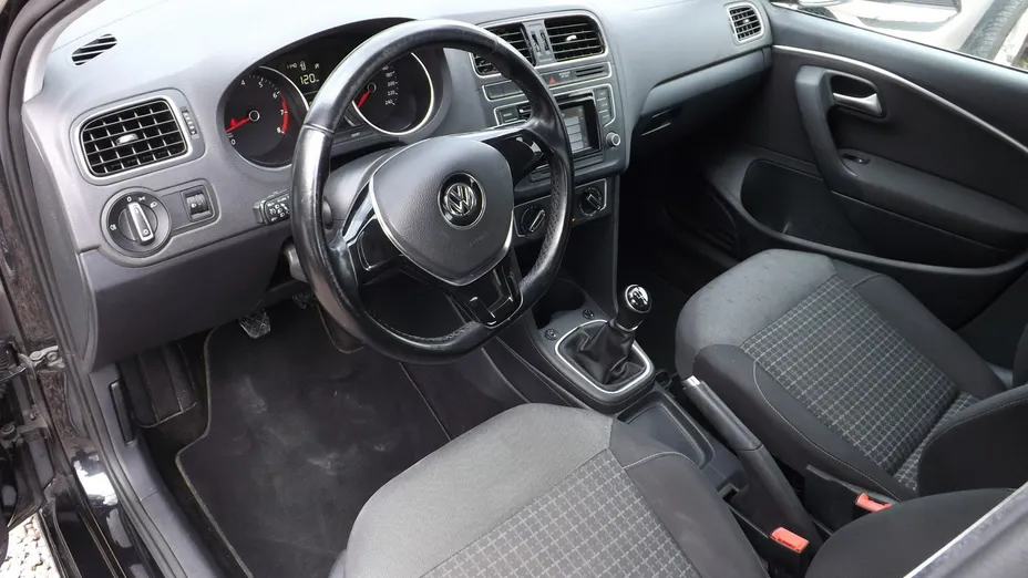 VOLKSWAGEN Polo -