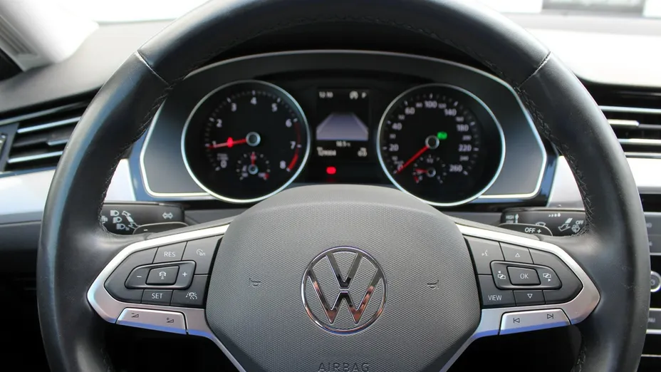VOLKSWAGEN Passat -
