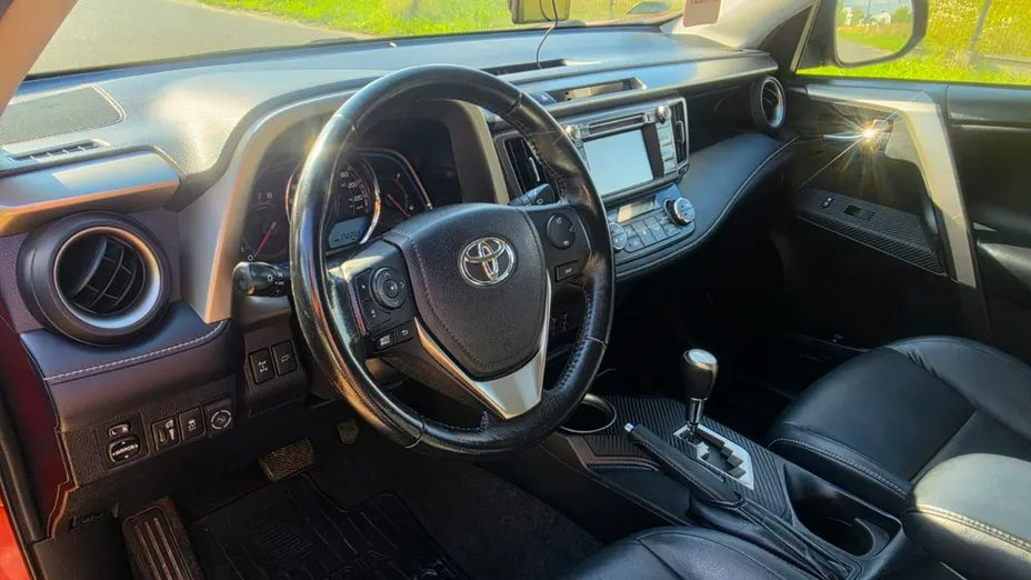 TOYOTA RAV4 -