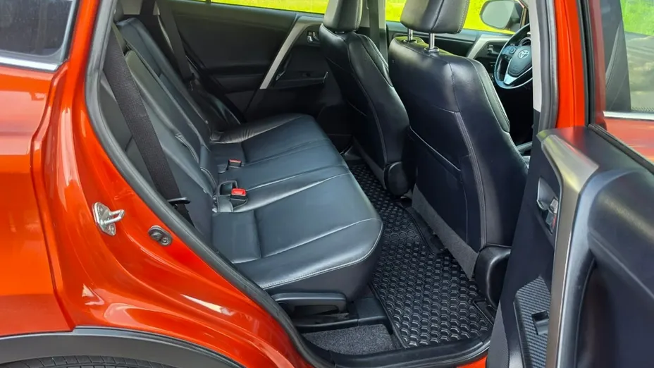 TOYOTA RAV4 -
