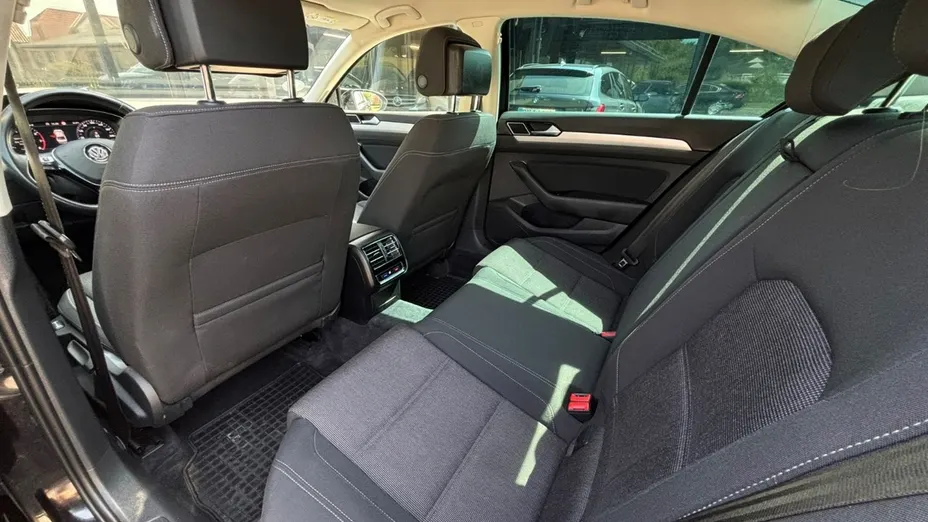 VOLKSWAGEN Passat -