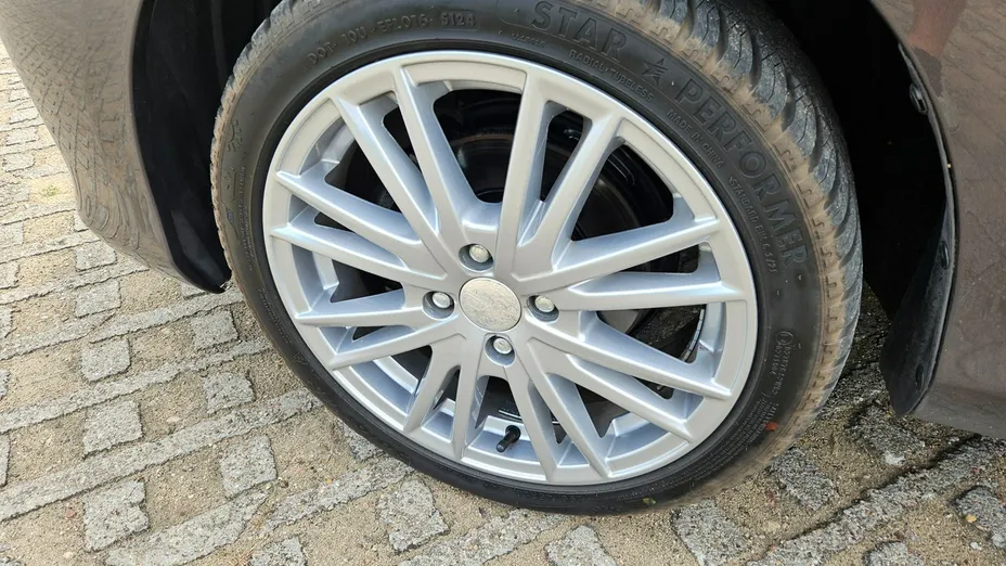 TOYOTA Yaris -