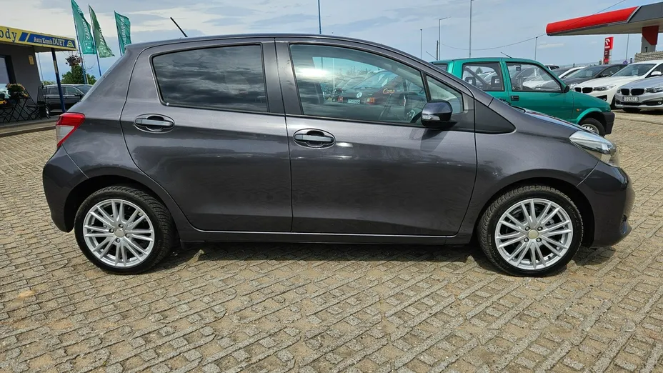 TOYOTA Yaris -