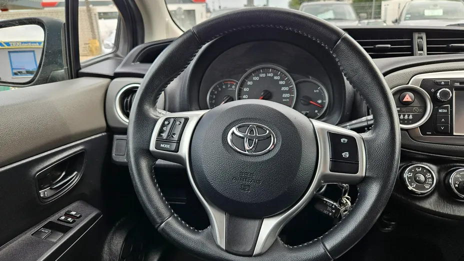 TOYOTA Yaris -