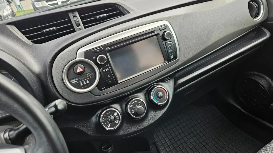 TOYOTA Yaris -