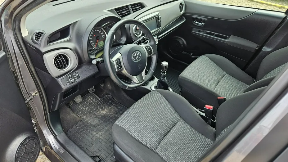 TOYOTA Yaris -