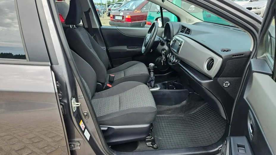 TOYOTA Yaris -