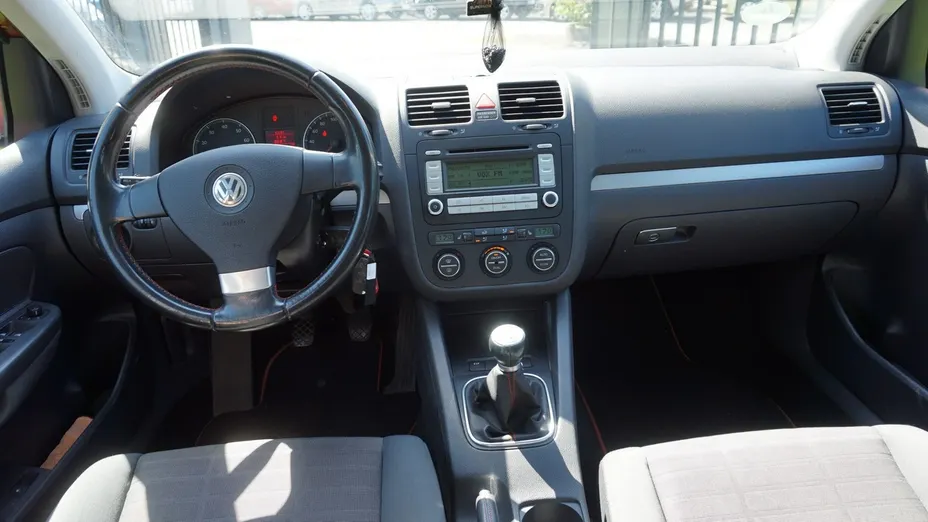 VOLKSWAGEN Golf -
