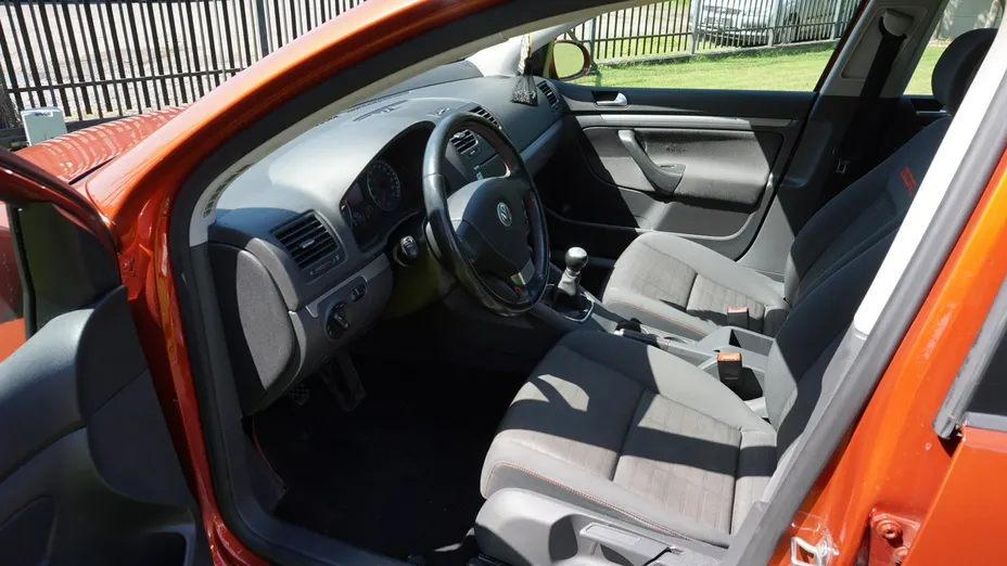 VOLKSWAGEN Golf -