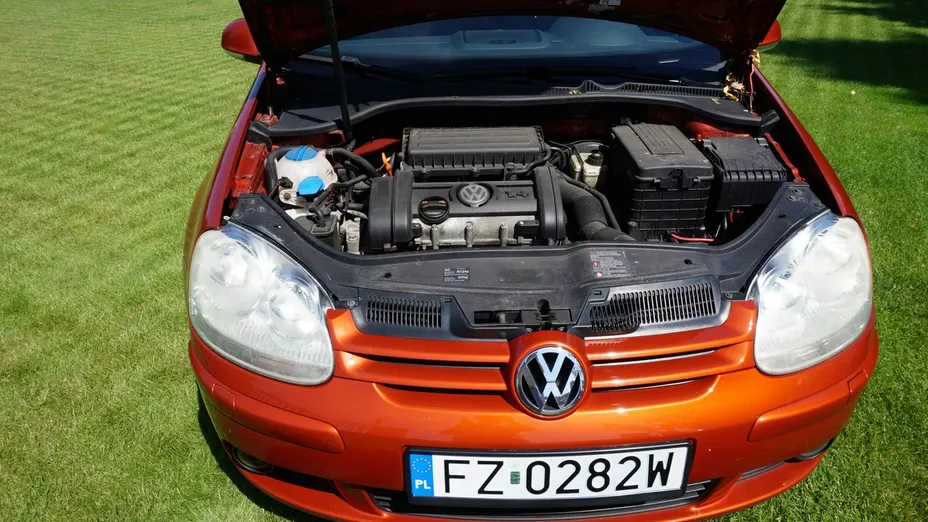 VOLKSWAGEN Golf -