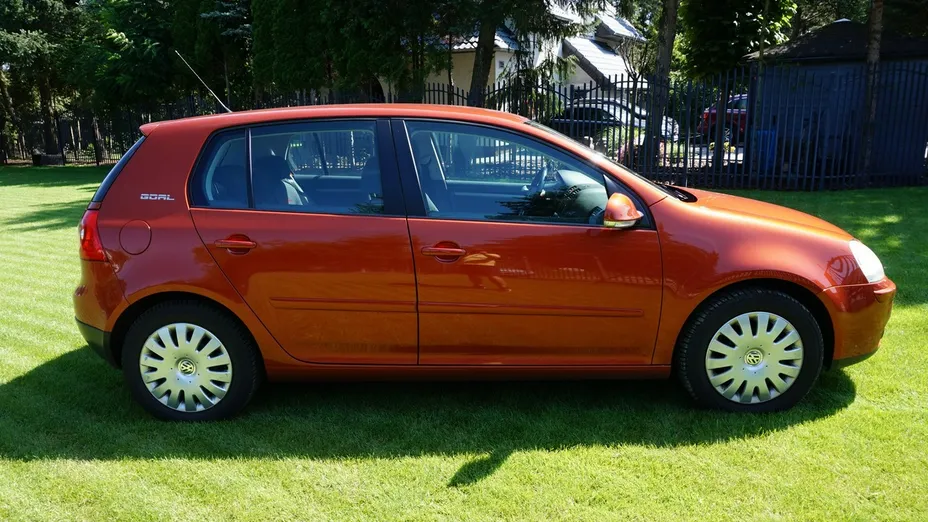 VOLKSWAGEN Golf -