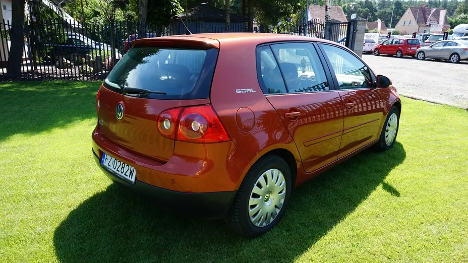 VOLKSWAGEN Golf -