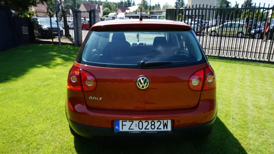 VOLKSWAGEN Golf -