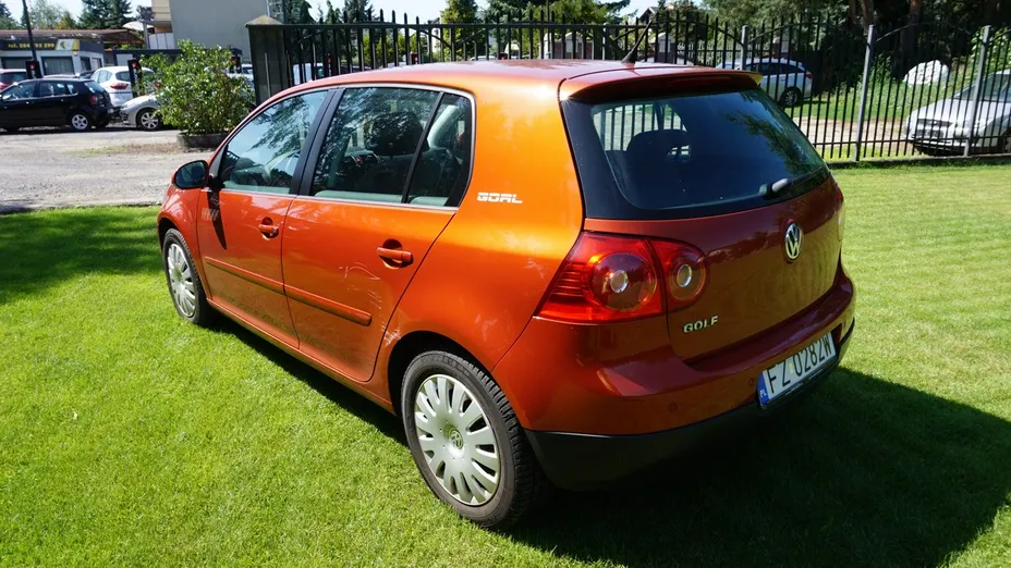 VOLKSWAGEN Golf -