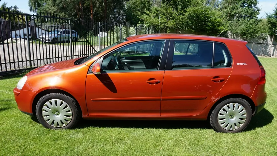 VOLKSWAGEN Golf -