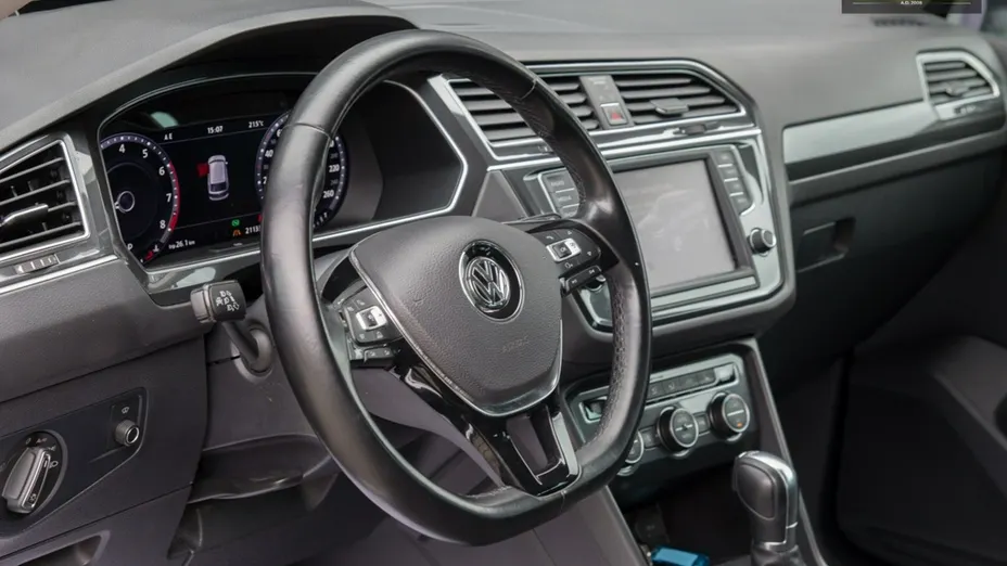 VOLKSWAGEN Tiguan -