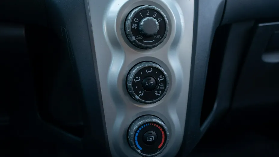 TOYOTA Yaris -