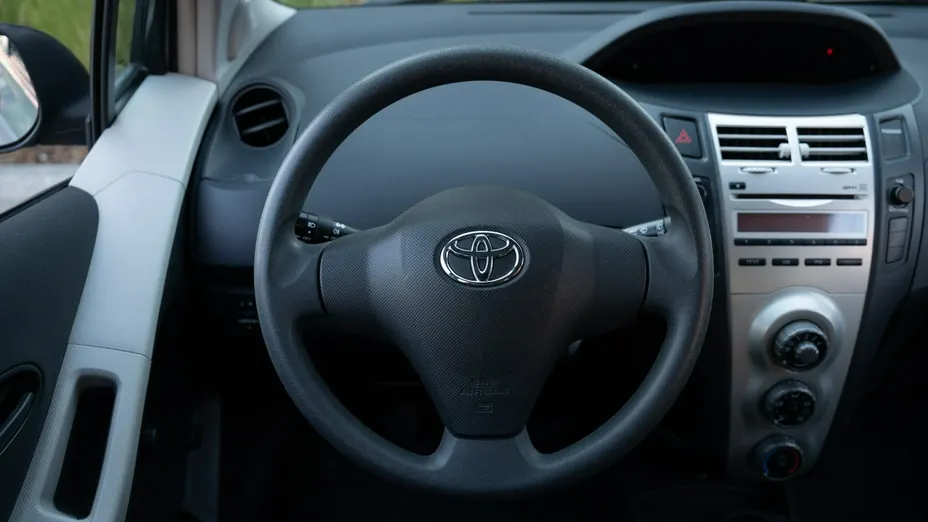 TOYOTA Yaris -