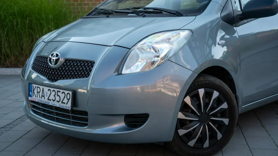 TOYOTA Yaris -