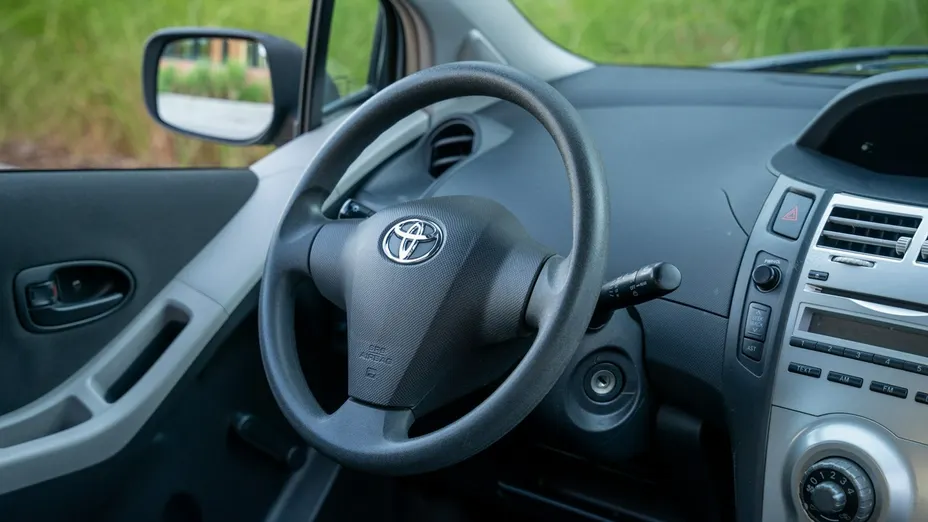 TOYOTA Yaris -