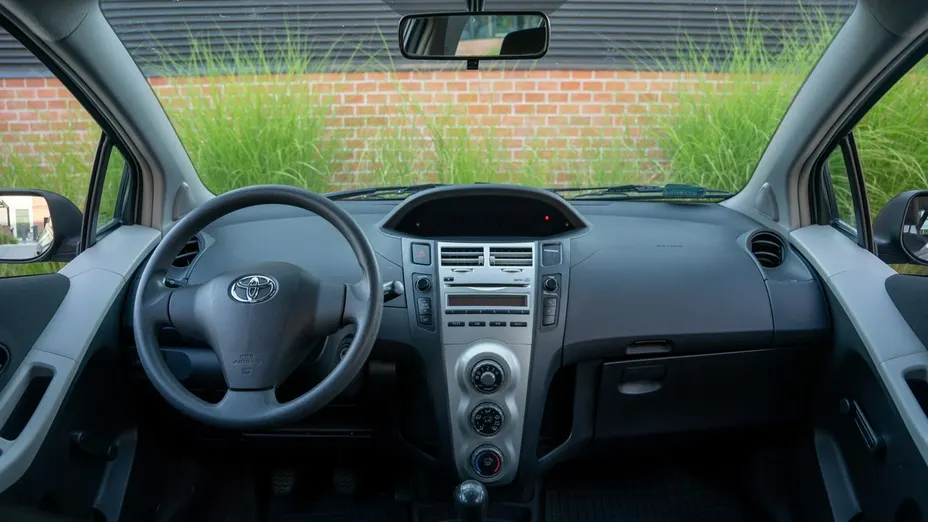 TOYOTA Yaris -