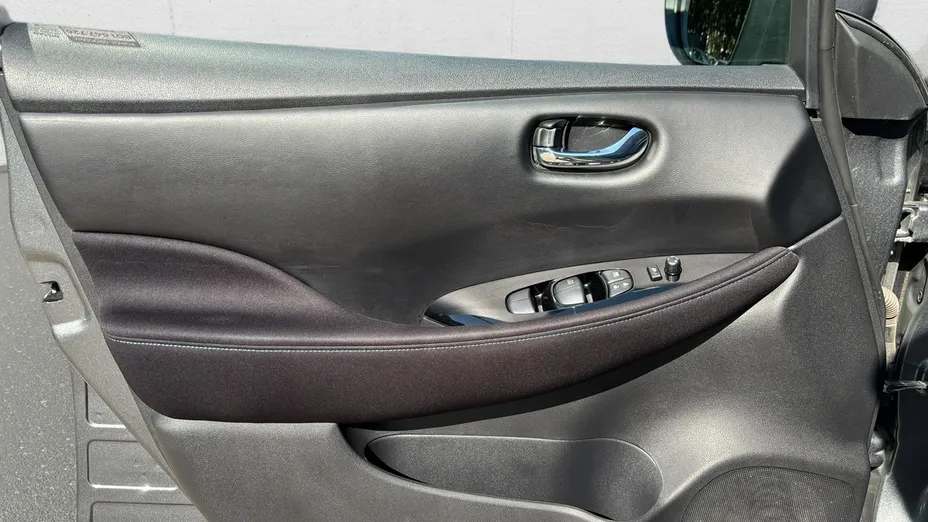 NISSAN Leaf -
