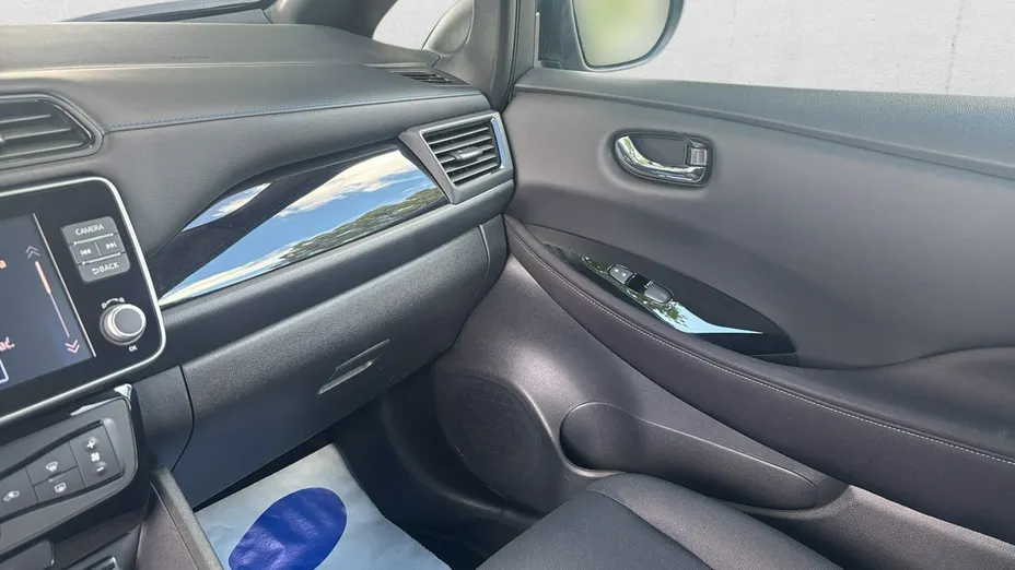 NISSAN Leaf -