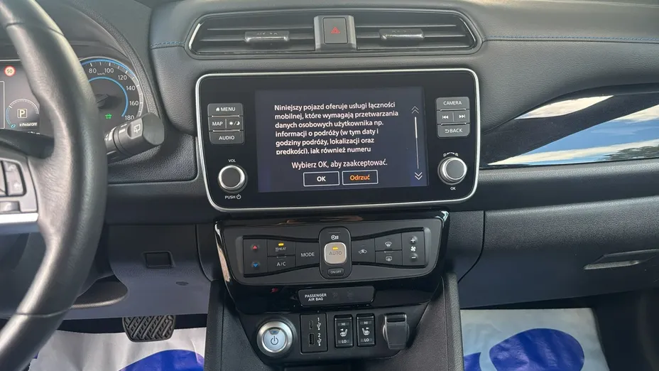 NISSAN Leaf -