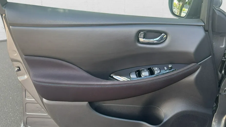 NISSAN Leaf -