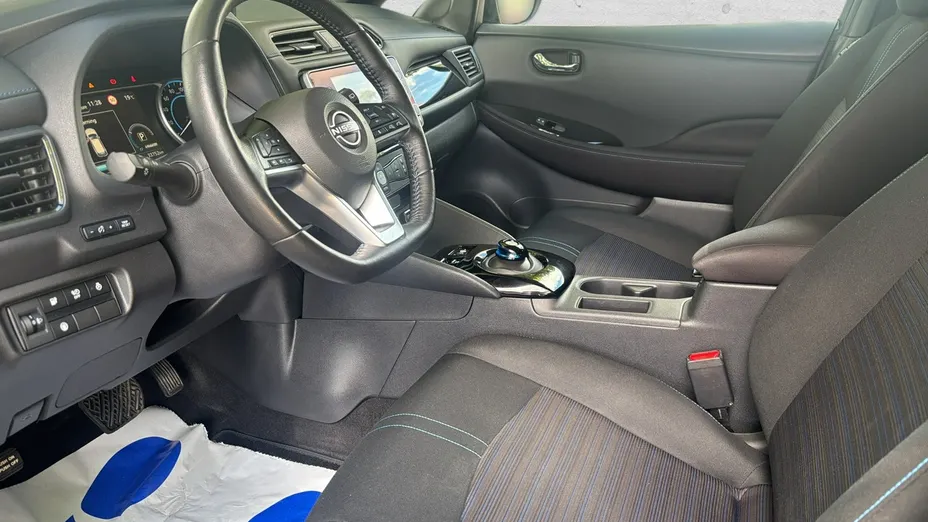 NISSAN Leaf -