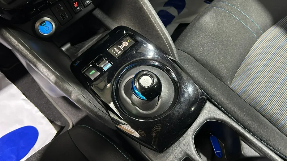 NISSAN Leaf -
