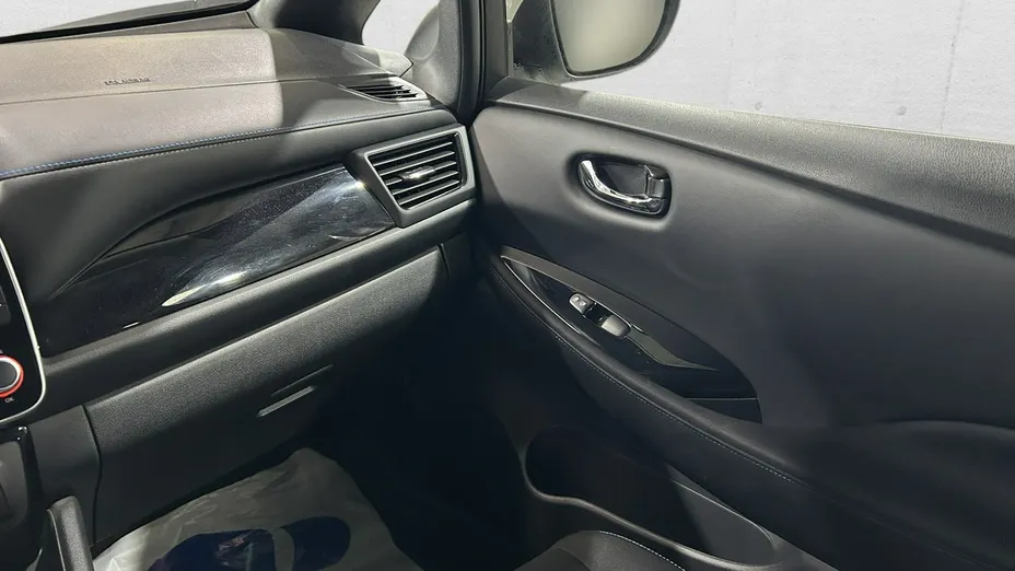 NISSAN Leaf -