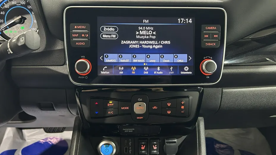 NISSAN Leaf -