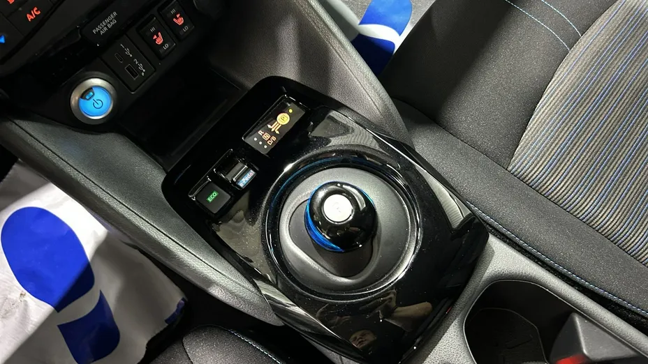 NISSAN Leaf -