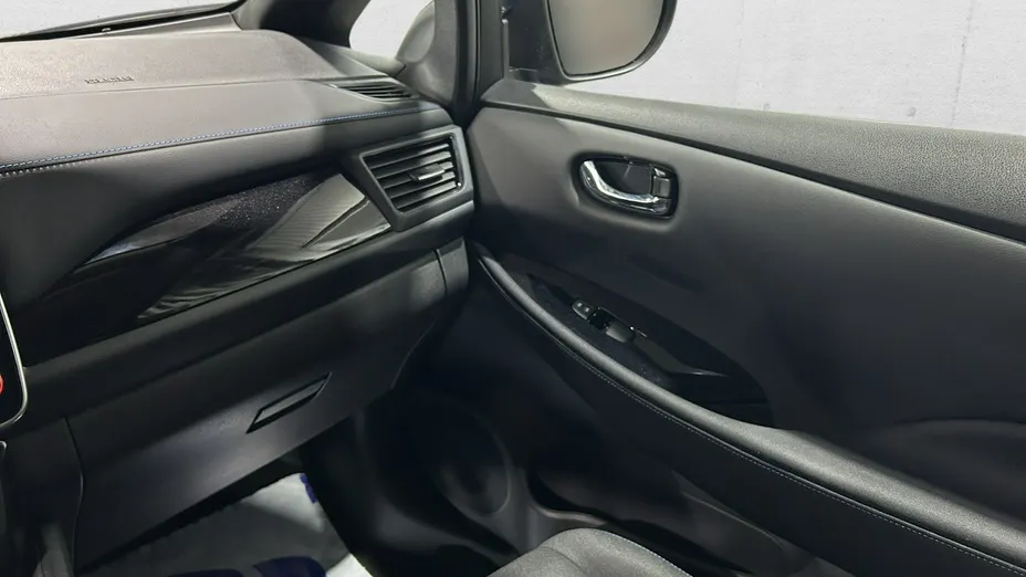 NISSAN Leaf -