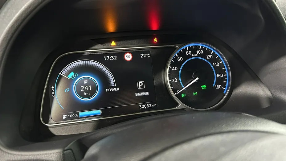 NISSAN Leaf -