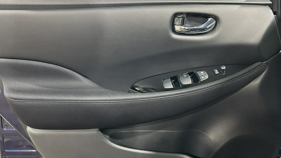 NISSAN Leaf -