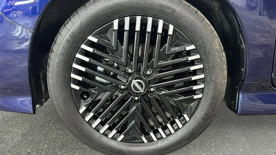 NISSAN Leaf -
