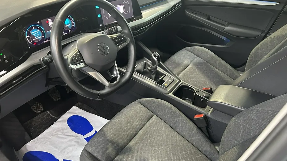 VOLKSWAGEN Golf -