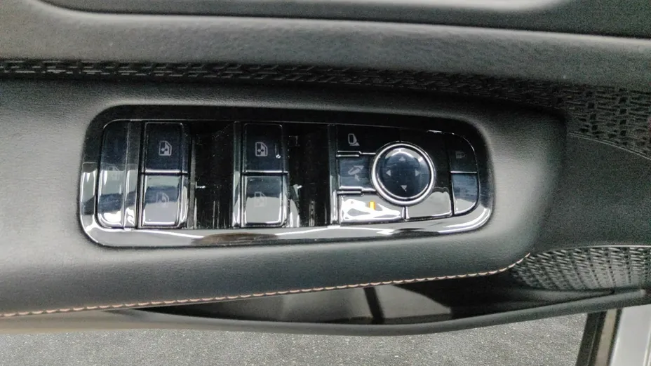 NISSAN Ariya -