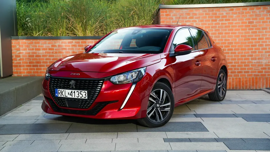 PEUGEOT 208 -
