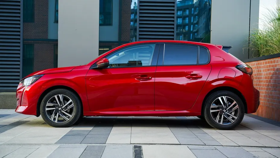 PEUGEOT 208 -